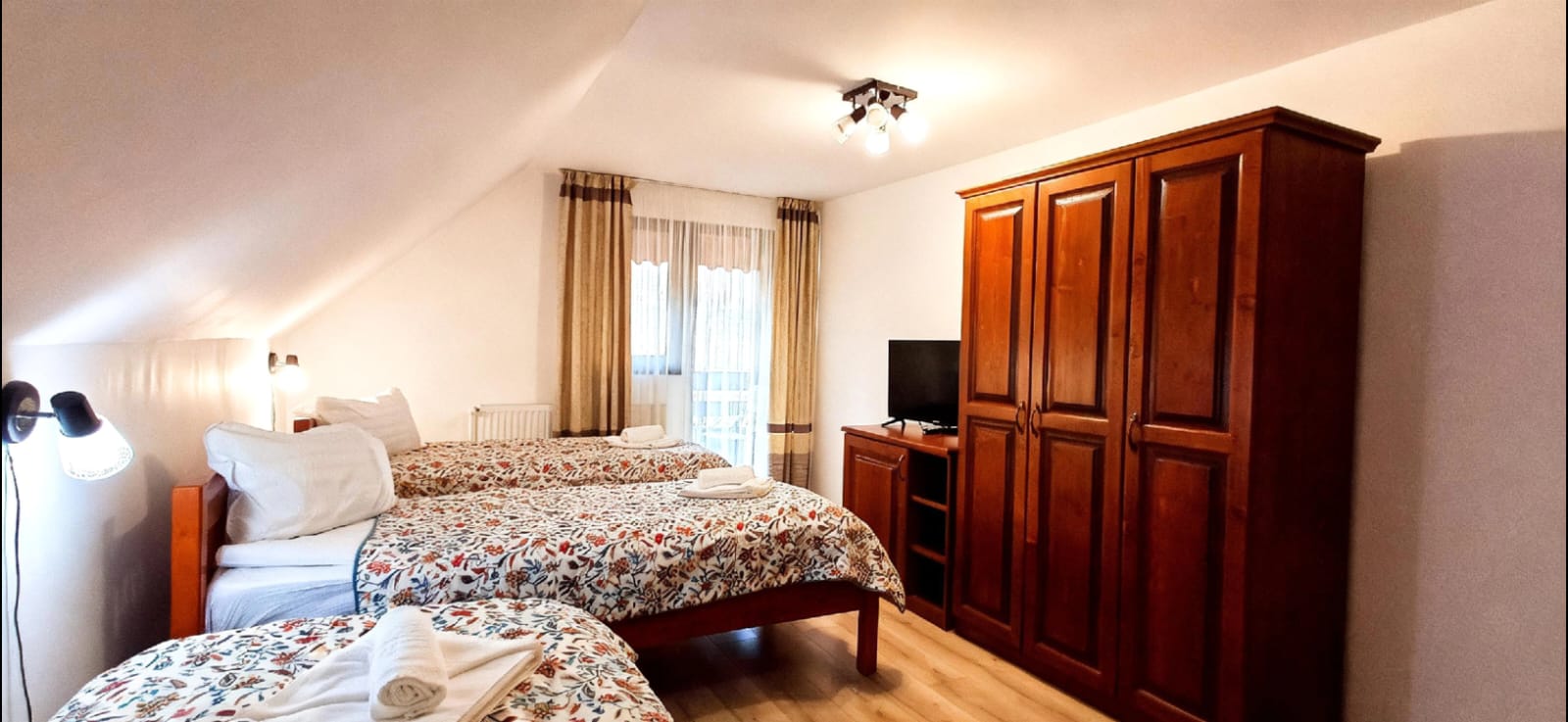Cameră cu 3 paturi cu terasă