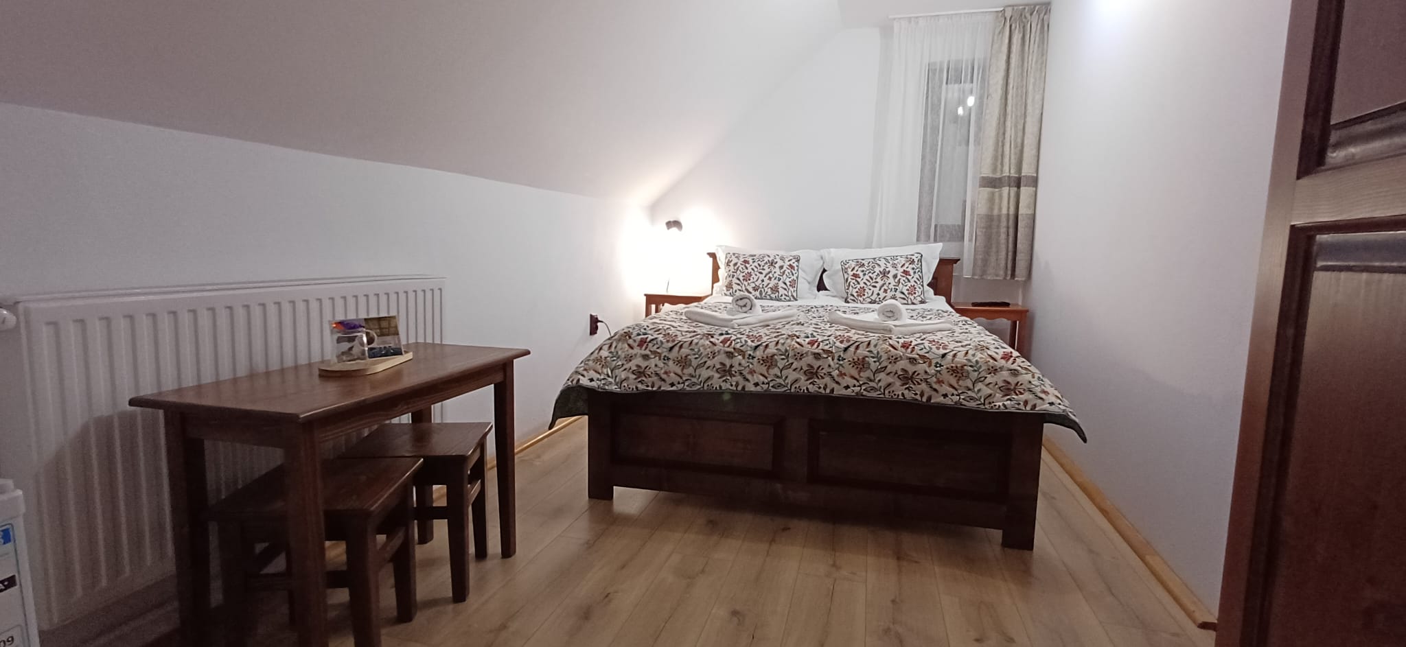 Cameră mică cu pat dublu