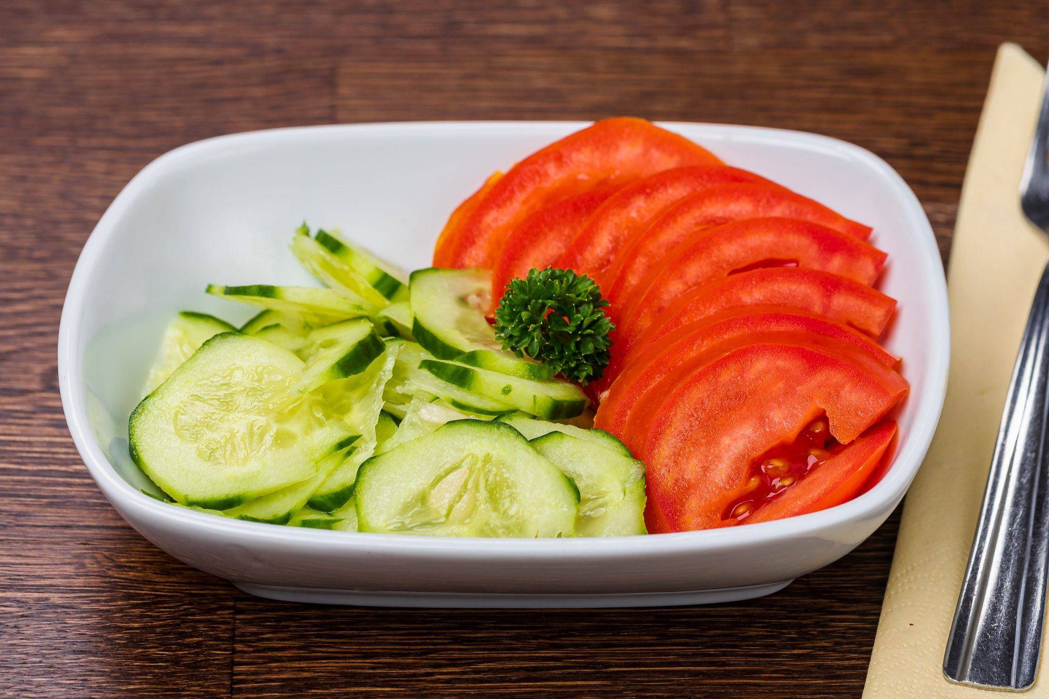 Salată de castraveți și roșii